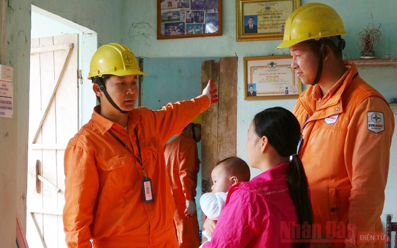 Người dân vui mừng vì được hỗ trợ giảm giá tiền điện.