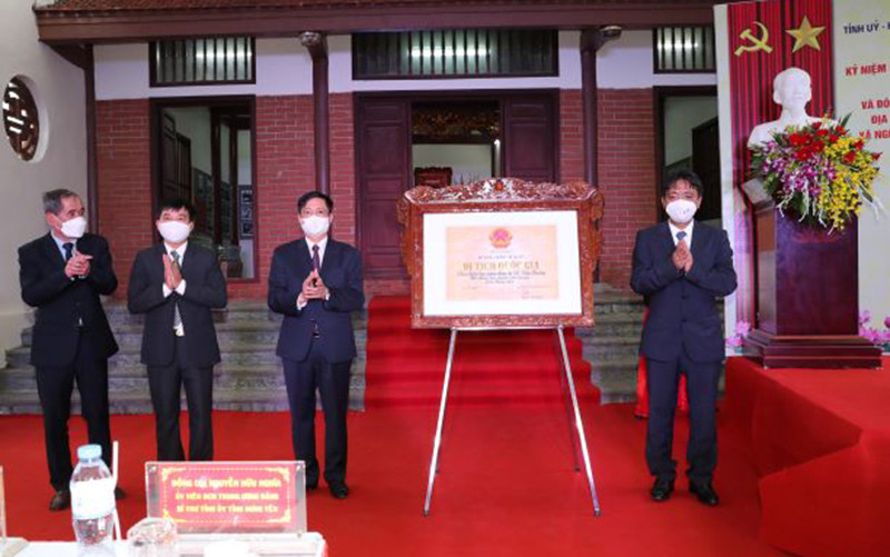 Lãnh đạo Bộ Văn hóa, Thể thao và Du lịch trao Bằng xếp hạng Di tích Quốc gia địa điểm lưu niệm đồng chí Lê Văn Lương cho lãnh đạo huyện Văn Giang, tỉnh Hưng Yên.