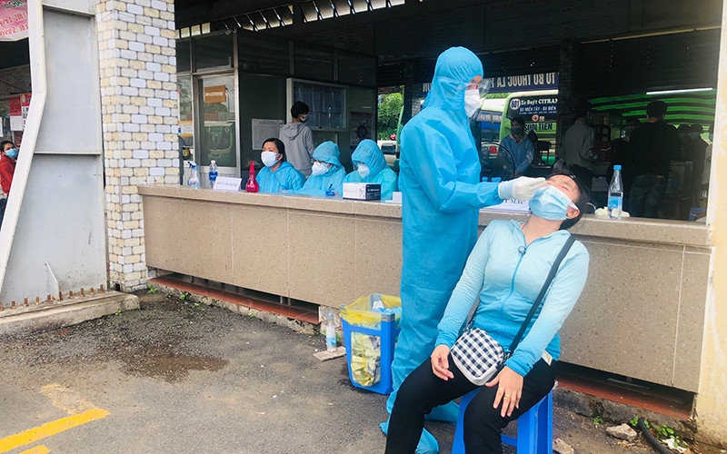 Lấy mẫu xét nghiệm SARS-CoV-2 cho người dân tỉnh Ninh Thuận trước khi hỗ trợ đưa về quê vào ngày 31/7.