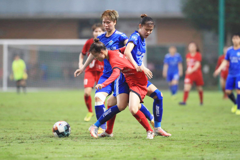 Than KS Việt Nam (áo xanh) đã có trận khởi đầu thuận lợi trước Hà Nội II Watabe. (Ảnh: VFF)