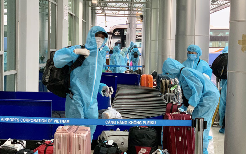 Hành khách xuống sân bay PleiKu tuân thủ đầy đủ các quy định phòng, chống dịch Covid-19.