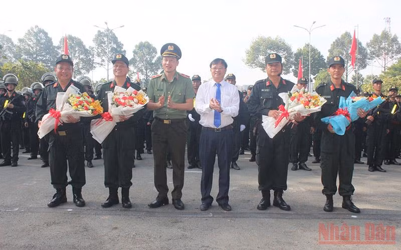 Lãnh đạo tỉnh Đồng Nai tặng hoa chúc mừng Ban Chỉ huy Trung đoàn Cảnh sát cơ động dự bị chiến đấu.