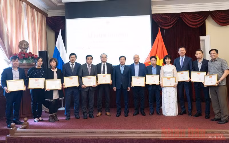 Đại sứ Ngô Đức Mạnh trao giấy khen tặng 25 cá nhân có nhiều đóng góp cho hoạt động của cộng đồng người Việt Nam tại LB Nga giai đoạn 2018-2021. (Ảnh: Thanh Thể)