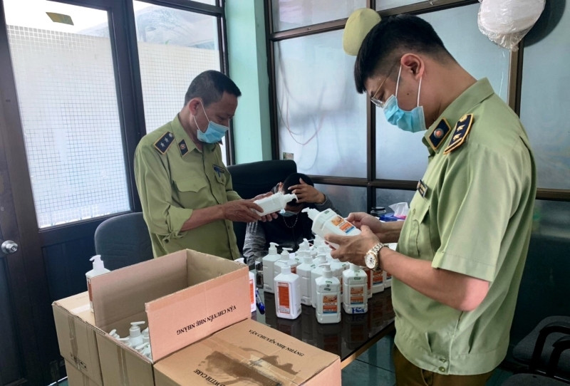 Đội QLTT số 14 kiểm tra nước rửa tay sát khuẩn nhãn hiệu ASIRUB.