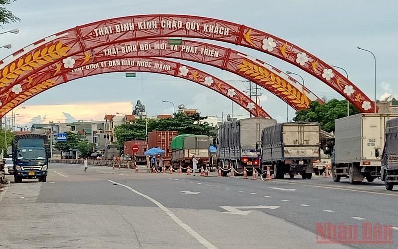 Ùn ứ cục bộ tại 1 số thời điểm ở chốt kiểm dịch cầu Tân Đệ (tỉnh Thái Bình) khi siết chặt kiểm soát người, phương tiện vào địa bàn.