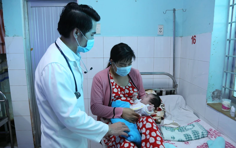 Nhờ các bác sĩ theo dõi và điều trị tích cực, bé đã ổn định và đủ điều kiện xuất viện.