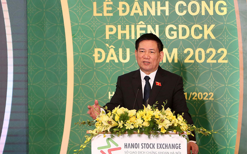 Bộ trưởng Tài chính Hồ Đức Phớc phát biểu tại Lễ đánh cồng khai trương phiên giao dịch chứng khoán đầu năm 2022. (Ảnh: HNX)