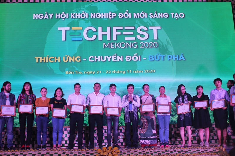 Trao chứng nhận cho các dự án khởi nghiệp tiêu biểu vùng ĐBSCL.