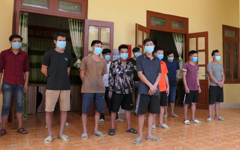 Các đối tượng khai thác vàng trái phép bị bắt giữ.