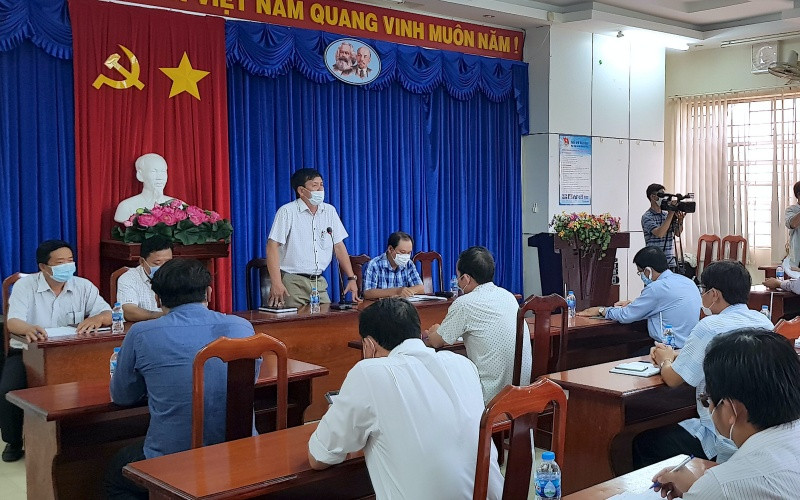 Đối thoại giữa Sở Xây dựng với các chủ đầu tư và hơn 40 nhà thầu ở Cà Mau vào chiều 5-5.