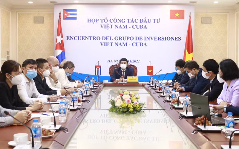 Thứ trưởng Bùi Hồng Minh đồng chủ trì cuộc họp trực tuyến Tổ công tác đầu tư Việt Nam - Cuba.