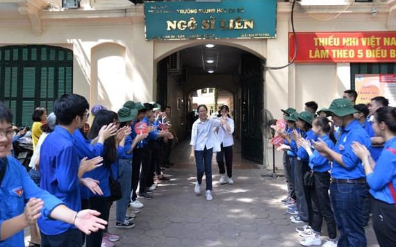 Niềm vui của thí sinh sau khi kết thúc buổi thi môn Ngữ văn tại điểm thi Trường THCS Ngô Sỹ Liên (quận Hoàn Kiếm).