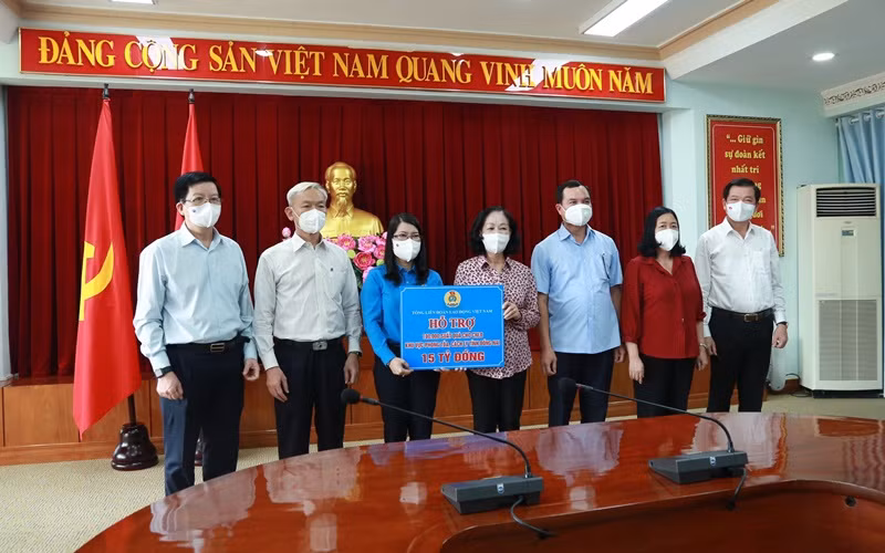 Đồng chí Trương Thị Mai trao bảng tượng trưng 100 nghìn suất quà tặng công nhân lao động khu vực phong tỏa, cách ly trên địa bàn tỉnh Đồng Nai.