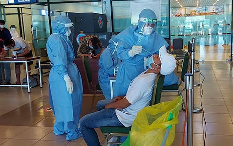 Lấy mẫu xét nghiệm SARS-CoV-2 ngẫu nhiên cho hành khách tại sân bay Đồng Hới