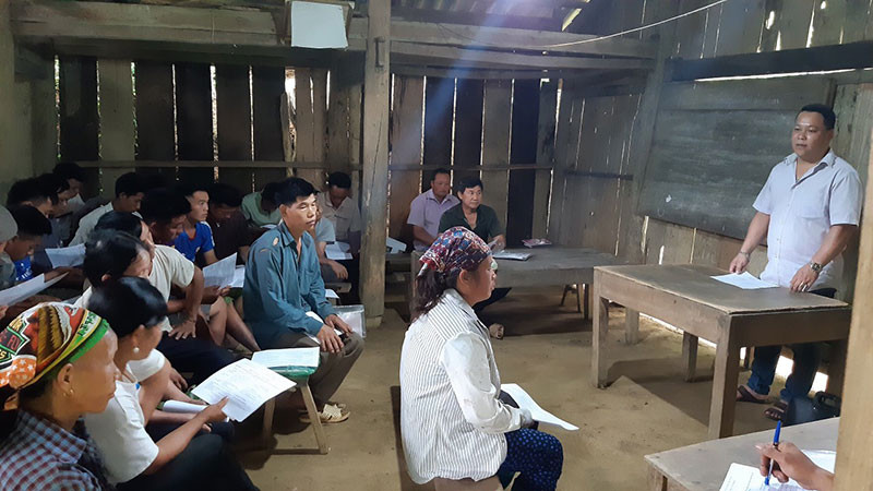 Trung tâm Dịch vụ việc làm Bắc Kạn tư vấn cho người lao động ở thôn Khuổi Ún, xã Nghiên Loan, huyện Pác Nặm. 