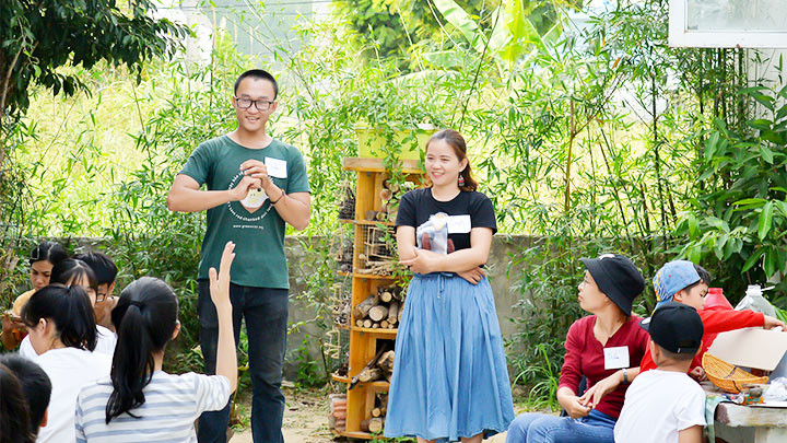 Thái Tuấn (trái) trong một hoạt động ngoại khóa cùng các bạn nhỏ.