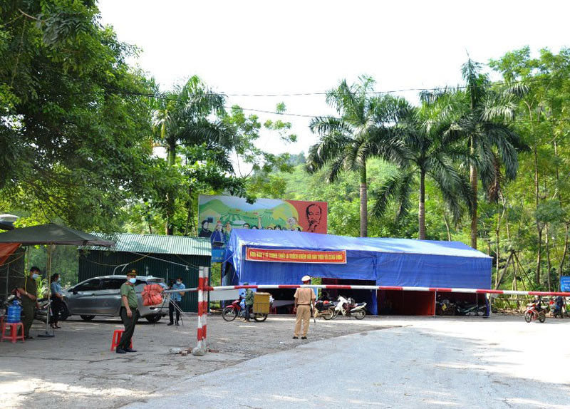 Lập chốt tại xã Long Khánh giáp ranh với tỉnh Yên Bái để kiểm soát người và phương tiện từ vùng dịch vào huyện Bảo Yên, tỉnh Lào Cai.