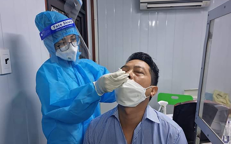 Lấy mẫu test nhanh các trường hợp F1 liên quan trường học ở TP Vinh.