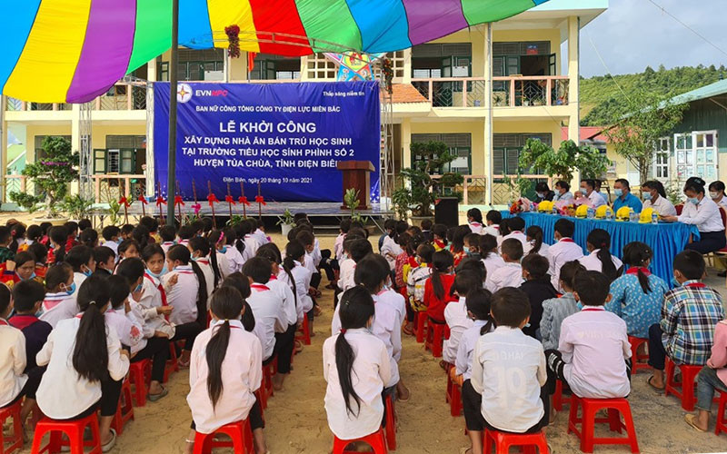 Đại diện Tổng Công ty Điện lực miền Bắc, Công ty Điện lực Điện Biên cùng chính quyền địa phương động thổ khởi công nhà ăn tặng học sinh bán trú.
