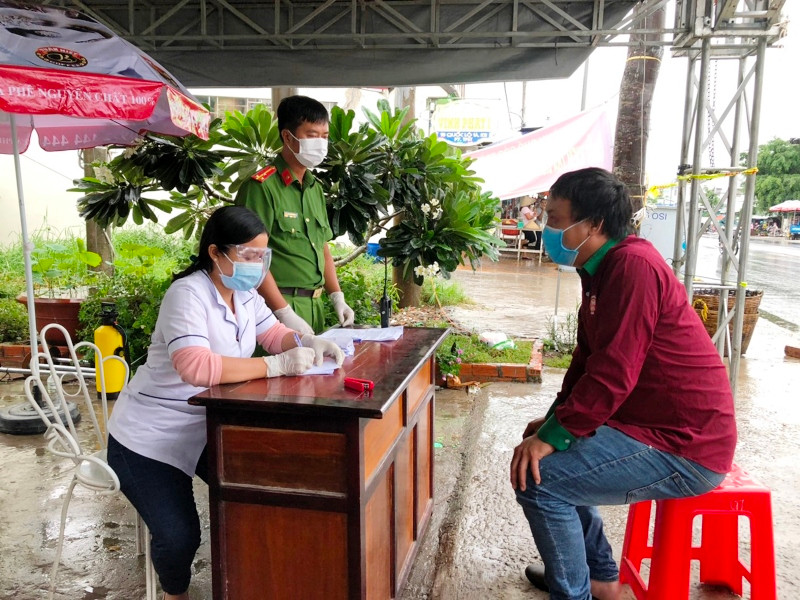 Thực hiện khai báo y tế tại các chốt vào khu dân cư của tỉnh Sóc Trăng.