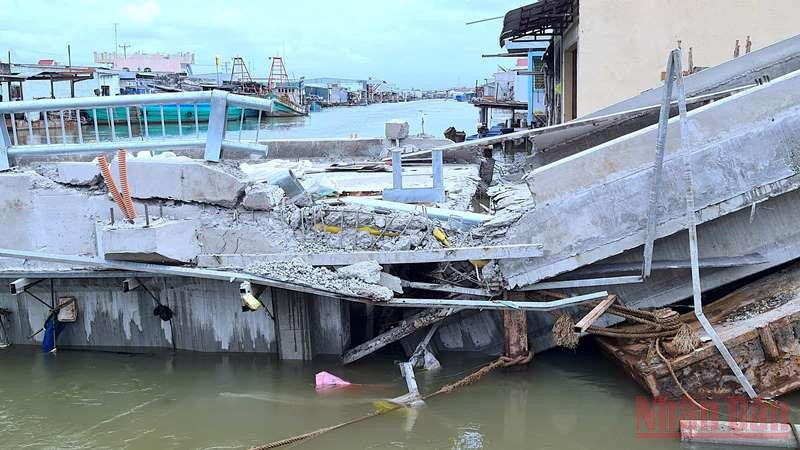 Hiện trường cầu Cái Đôi Vàm sau sự cố sụp lún làm gãy nhịp giữa.