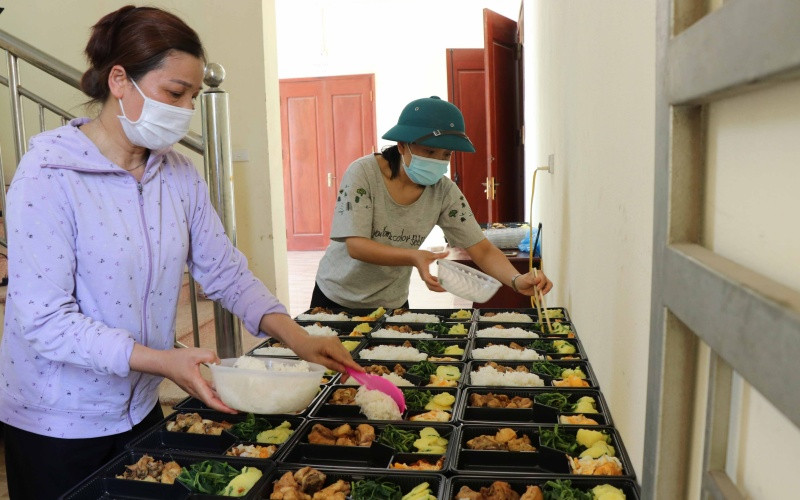 Những suất ăn đủ đầy đang được chị em trong Hội Phụ nữ chuẩn bị chu đáo.