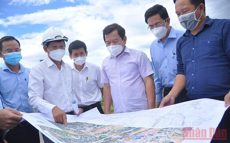 Chủ tịch UBND tỉnh Quảng Ngãi Đặng Văn Minh (thứ 3 từ phải sang) kiểm tra hiện trường dự án cầu Trà Khúc 3. 