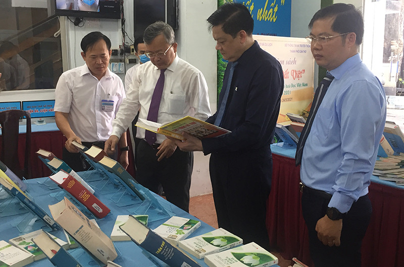 Các đại biểu tham quan trưng bày sách chuyên đề về bầu cử ĐBQH, HĐND các cấp. 