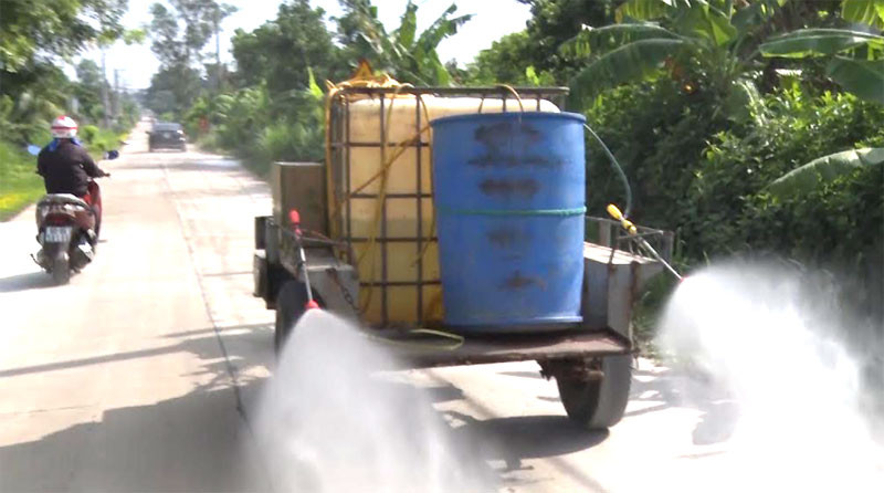 Lực lượng chức năng phun khử trùng tại huyện Cẩm Mỹ, tỉnh Đồng Nai.