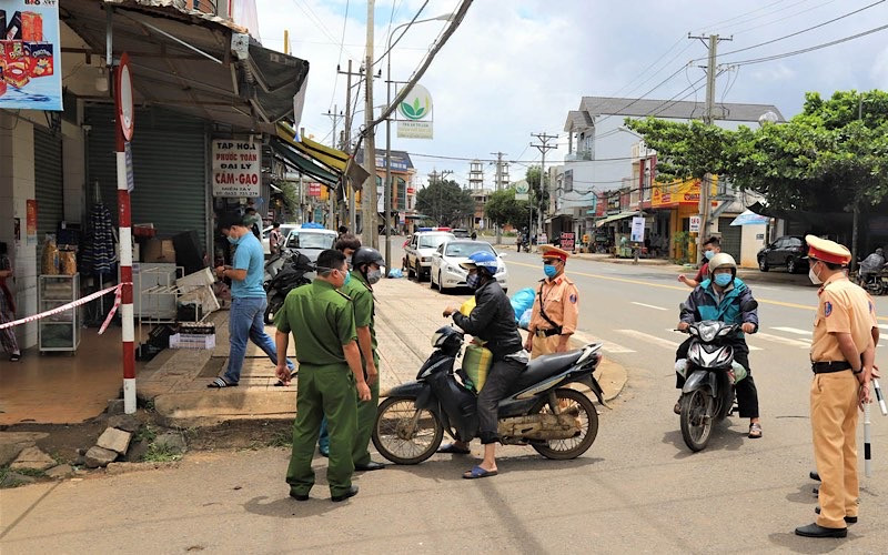 Phong tỏa một khu vực trên địa bàn phường Lộc Sơn, TP Bảo Lộc để triển khai các biện pháp phòng, chống dịch.