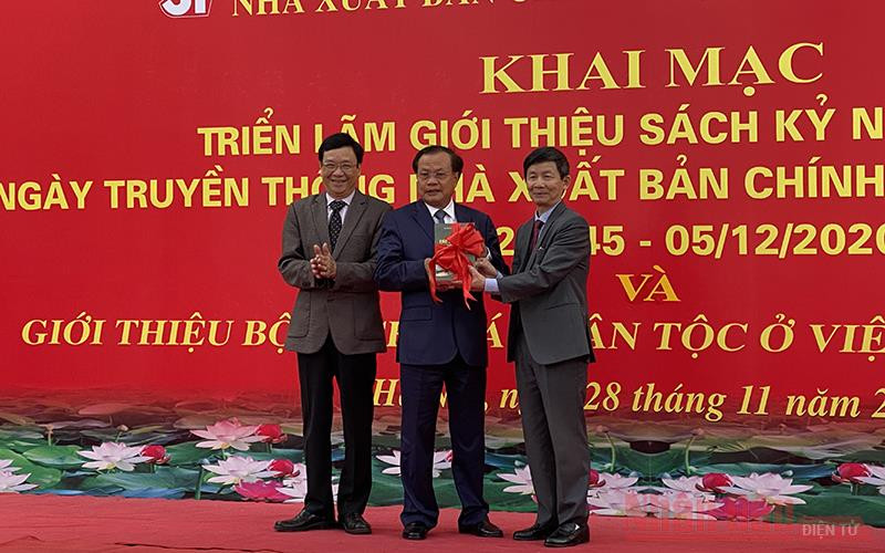 Đồng chí Phạm Quang Nghị, nguyên Ủy viên Bộ Chính trị, nguyên Bí thư Thành ủy Hà Nội nhận bộ sách từ lãnh đạo NXB và đại diện nhóm tác giả. Ảnh: TRỊNH DŨNG