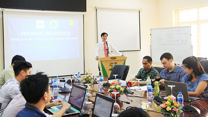 Lớp tập huấn về công bố quốc tế ở Trường đại học Lâm nghiệp có sự hướng dẫn của chuyên gia nước ngoài.