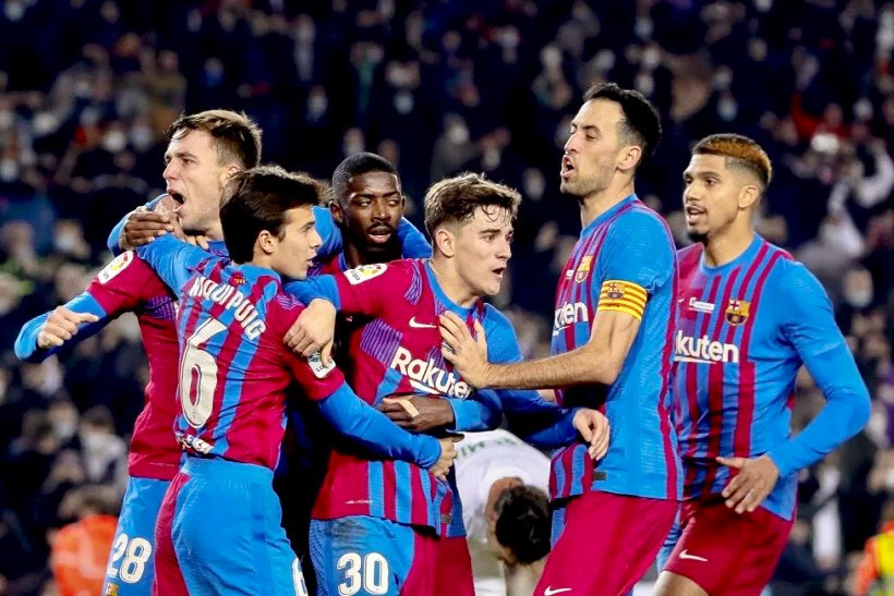 Các cầu thủ Barca ăn mừng bàn thắng định đoạt số phận trận đấu. (Ảnh: AS)