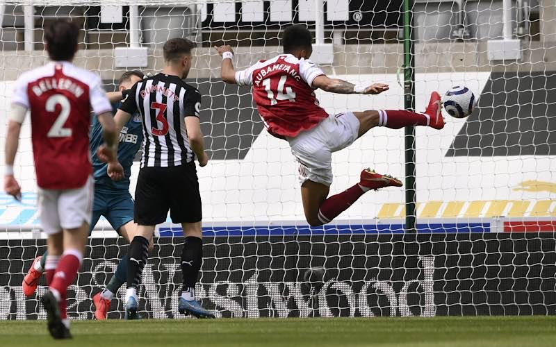 Pha ghi bàn cho Arsenal của Aubameyang (áo đỏ-trắng, số 14).