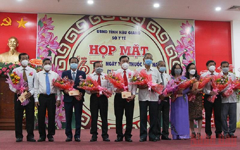 Tặng hoa, quà cho các Thầy thuốc nhân dân, Thầy thuốc ưu tú tại buổi họp mặt.