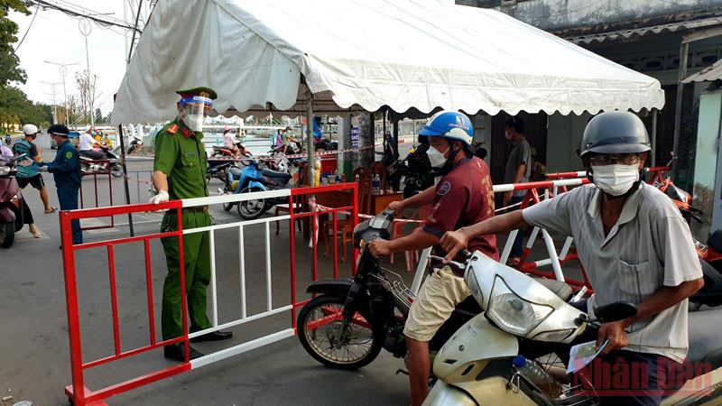 Chốt kiểm soát người và phương tiện ra vào “vùng đỏ” thuộc khu phố 8, phường Phú Trinh, TP Phan Thiết (Bình Thuận).