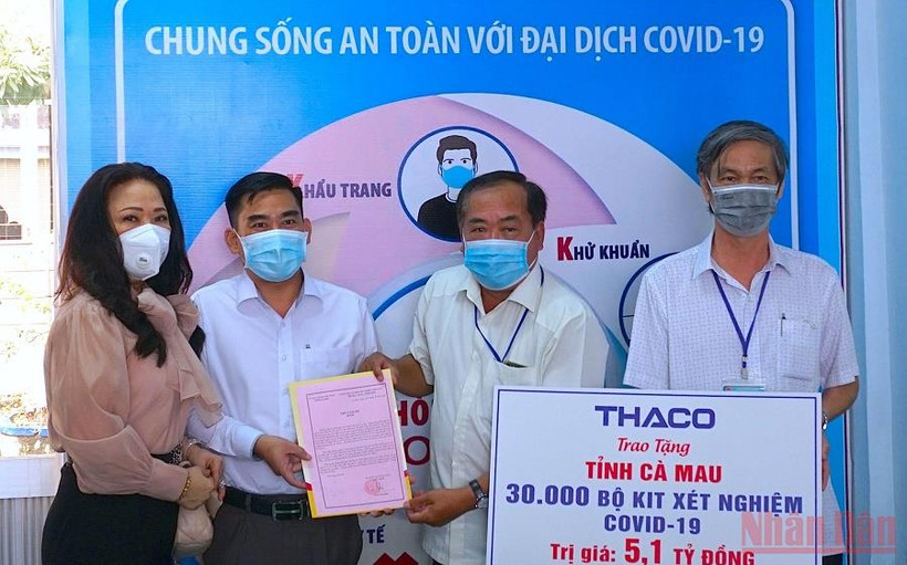 Đại diện MTTQ tỉnh Cà Mau tiếp nhận 30.000 kít test nhanh từ đơn vị tài trợ. (Ảnh: HỮU TÙNG)