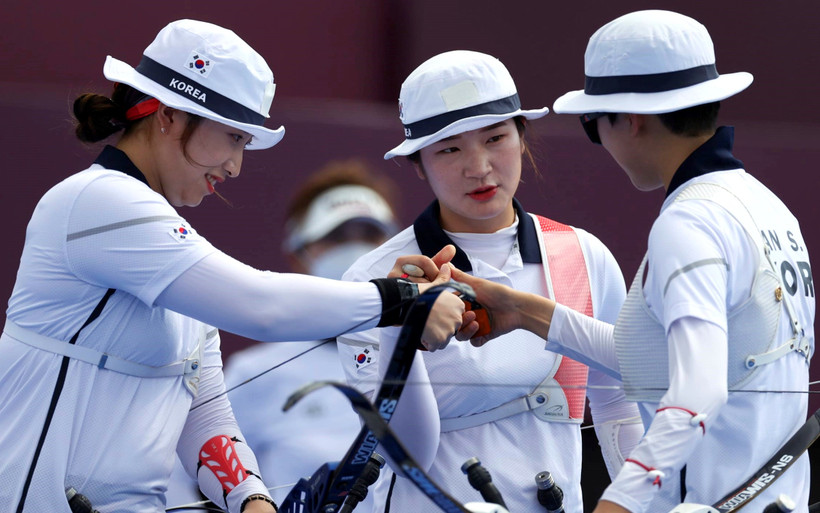 Ba cung thủ nữ Kang Chae-young, Jang Min-hee và An San vừa giành tấm huy chương vàng lịch sử cho bắn cung Hàn Quốc ở nội dung cung đồng đội nữ. (Ảnh: Getty Images)