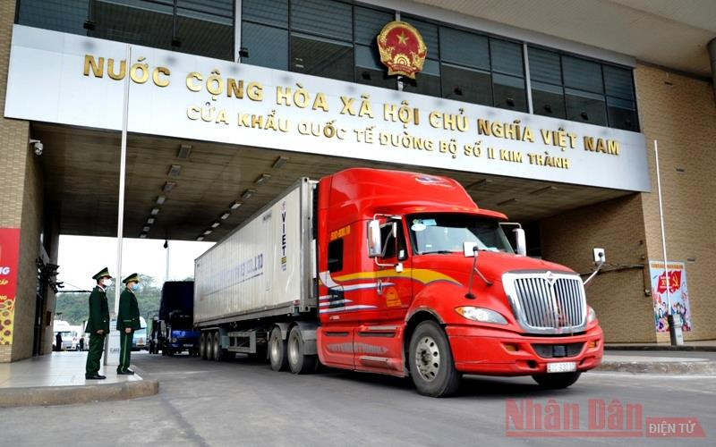 Chuyến hàng “xông đất” năm mới ở Cửa khẩu Kim Thành Lào Cai lúc 7 giờ sáng ngày 1-1-2021.
