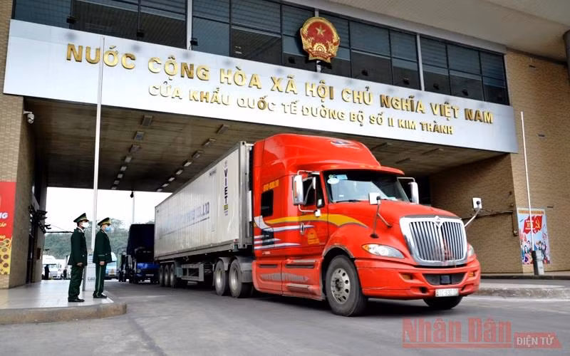 Chuyến hàng “xông đất” năm mới ở Cửa khẩu Kim Thành Lào Cai lúc 7 giờ sáng ngày 1-1-2021.
