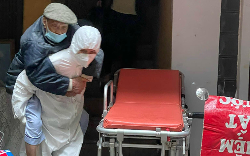 Tình nguyện viên nhóm Nhất Tâm hỗ trợ vận chuyển người cao tuổi tại Hà Nội.