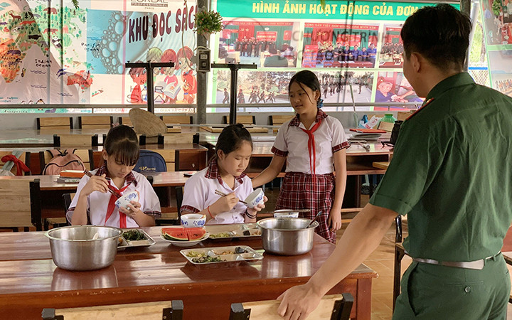 Cán bộ Đồn Biên phòng Thạnh An tổ chức nơi nghỉ và cơm trưa cho học sinh các ấp đảo.
