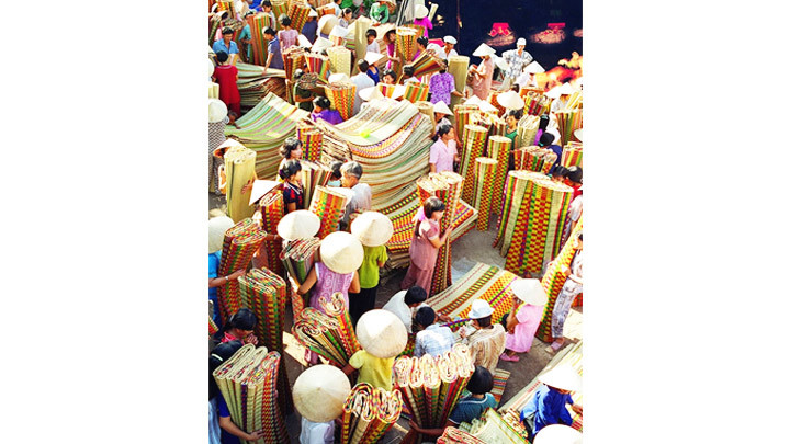 Không khí nhộn nhịp của Chợ chiếu Định Yên ngày trước.