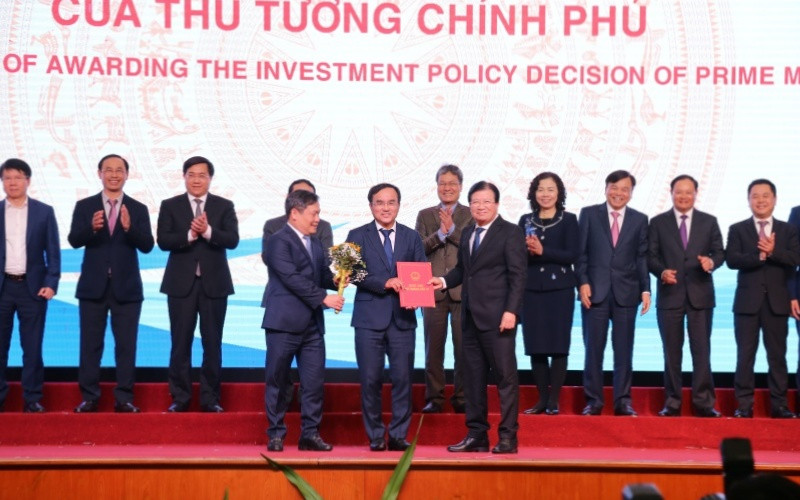 Phó Thủ tướng Trịnh Đình Dũng trao quyết định đầu tư cho hai dự án lớn tại Quảng Bình.