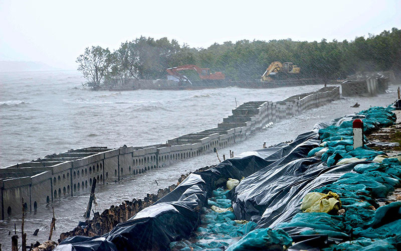 Gió tây nam hoạt động mạnh gây sóng lớn đánh trực diện vào các công trình ven bờ biển Tây.