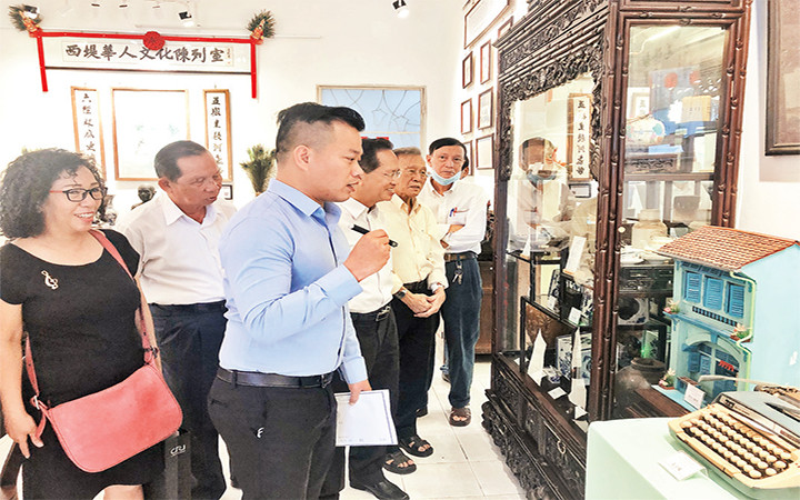 Người dân tham quan "Phòng trưng bày văn hóa người Hoa Sài Gòn - Chợ Lớn".