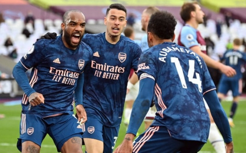 “Người hùng” Lacazette (trái) lập cú đúp, gỡ hòa 3-3 cho Arsenal.