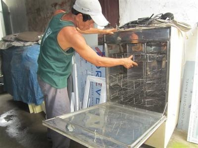 Chiếc máy rửa bát tự động đầu tiên mà anh Ngọc chế tạo.