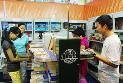 Gian trưng bày sách của XUNHASABA tại Hội chợ triển lãm sách quốc tế.    Ảnh: KHÁNH AN