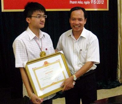 Chủ tịch tỉnh Thanh Hóa trao Bằng khen cho học sinh Lê Huy Quang.